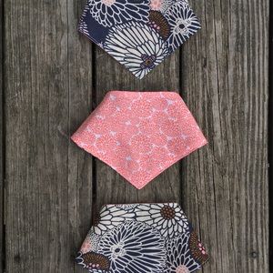 New Reversible baby bibdanas coral floral